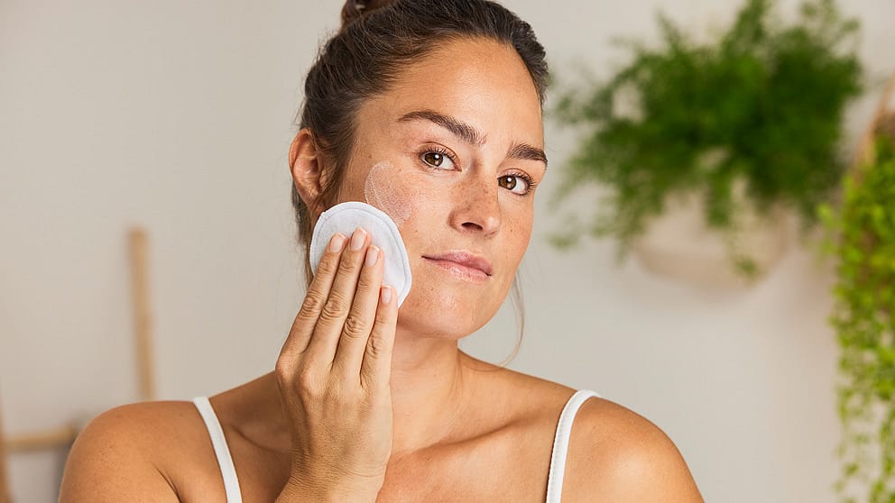 kobieta przecierająca twarz wacikiem